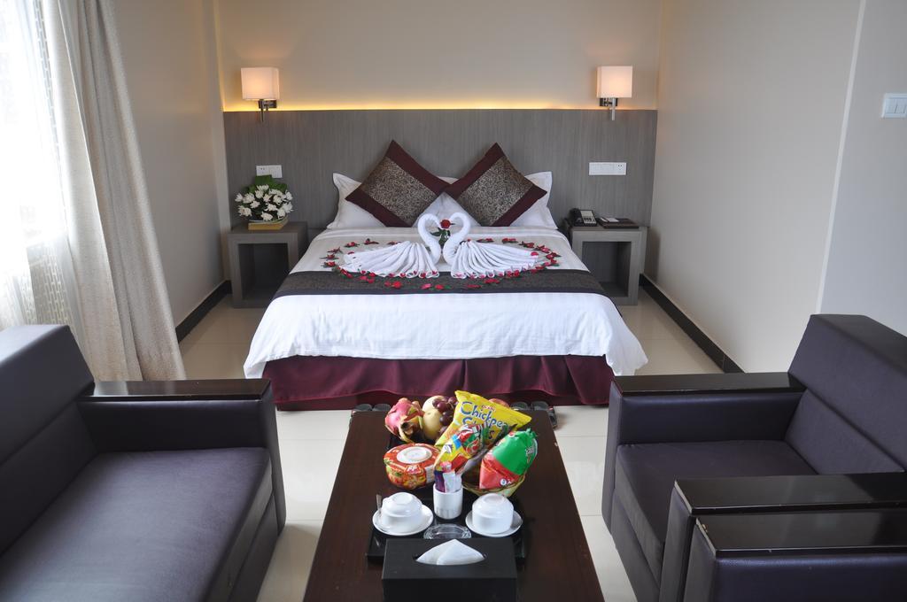 Golden Hill Hotel - Lashio Zewnętrze zdjęcie