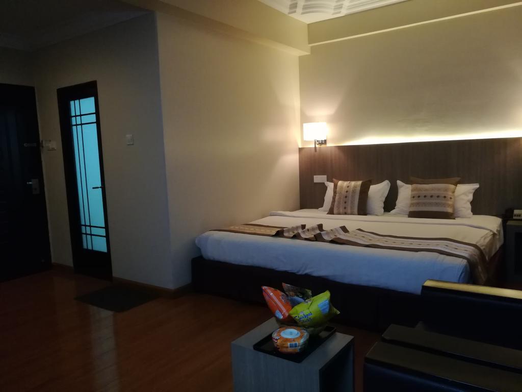 Golden Hill Hotel - Lashio Zewnętrze zdjęcie