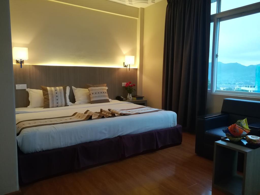 Golden Hill Hotel - Lashio Zewnętrze zdjęcie